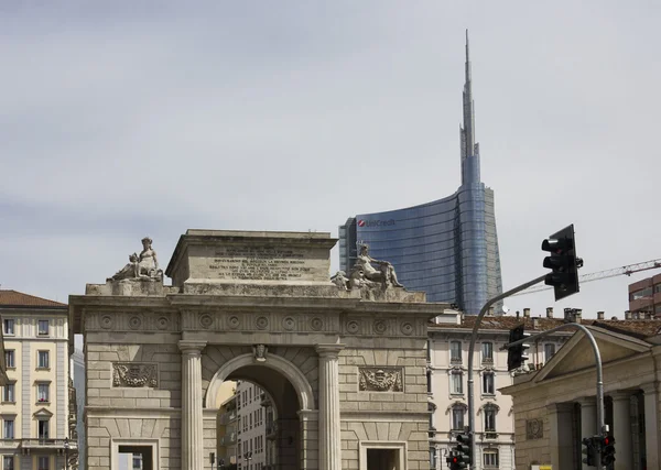 El antiguo arco de Porta Nuova y el nuevo rascacielos de cristal —  Fotos de Stock