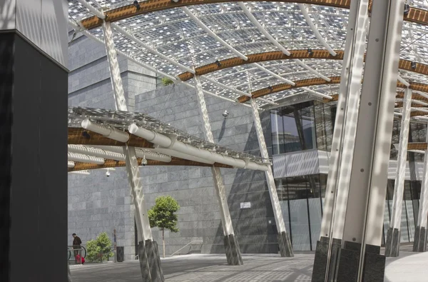 Piazza Gae Aulenti in Milan ( Gae Aulenti square), roofing architectural detail — Stock Photo, Image