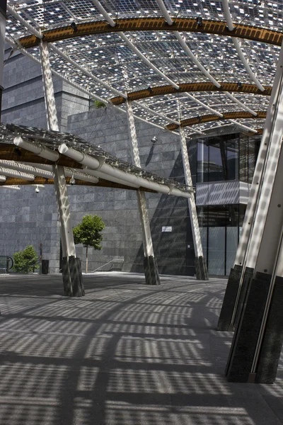 Piazza gae aulenti in milan (gae aulenti square), überdachung architektonisches detail — Stockfoto