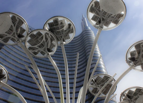 Edificio de la torre Unicredit en Milán, y un poste de luz de diseño en el centro — Foto de Stock