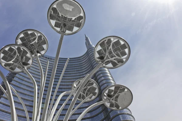 Edificio de la torre Unicredit en Milán, y un poste de luz de diseño en el centro — Foto de Stock