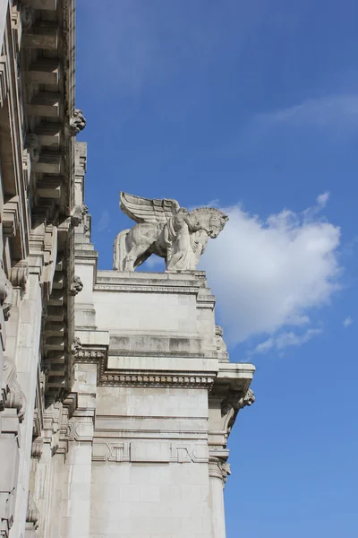 Cheval ailé au sommet de la gare centrale de Milan — Photo