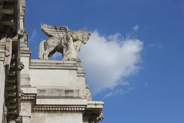 Cavalo alado no topo da Estação Central de Milão — Fotografia de Stock