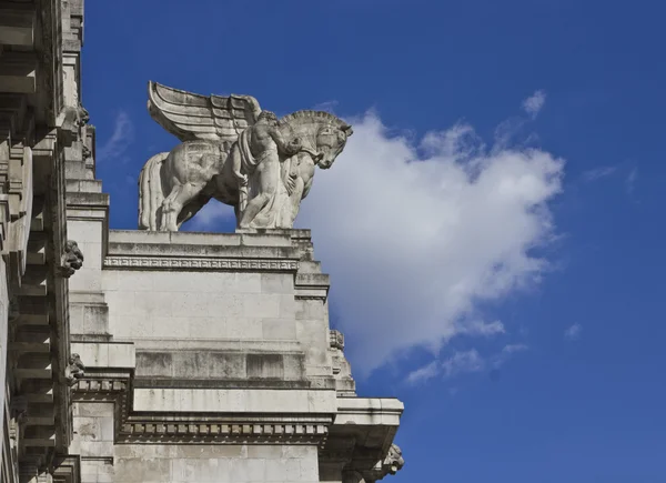 Cheval ailé au sommet de la gare centrale de Milan — Photo