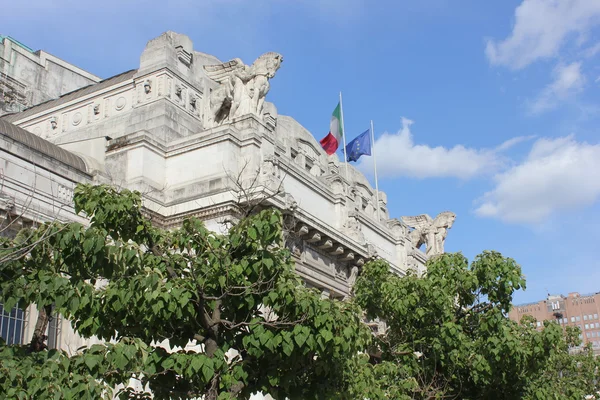 Milano Merkez İstasyonu'na ve üst cephe mimari detay