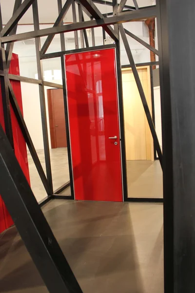 Instalação do design de portas durante a Milan Design Week — Fotografia de Stock