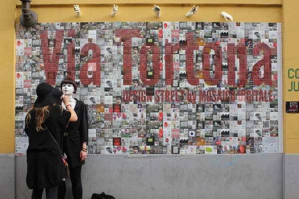 Bella Wall Art a Milano in Via Tortona, con una ragazza-street performer in piedi sul muro — Foto Stock