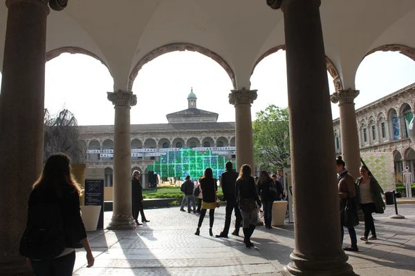 Université de Milan Cour pendant la Milan Design Week — Photo