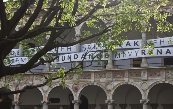 Universitetet i Milano innergården under möbelmässan Milano — Stockfoto