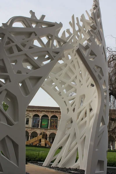 Cortile dell'Università degli Studi di Milano durante la fiera del Mobile di Milano — Foto Stock