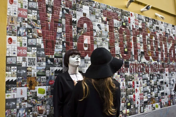 Schöne wandkunst in mailand in der via tortona, mit einem mädchen-street-performer an der wand — Stockfoto