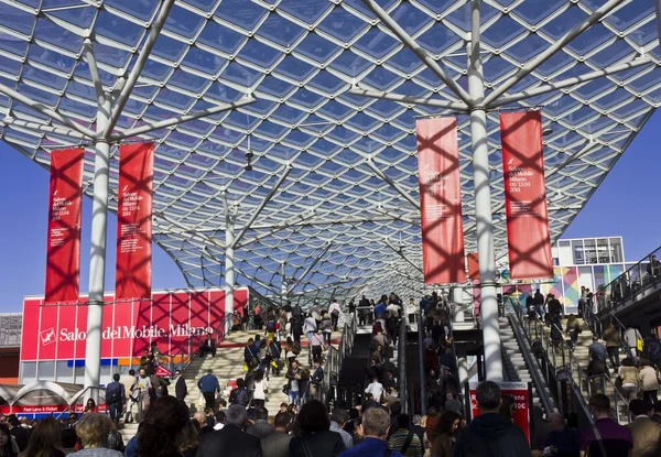 Giriş sırasında Salone del Mobile Milano Fuar