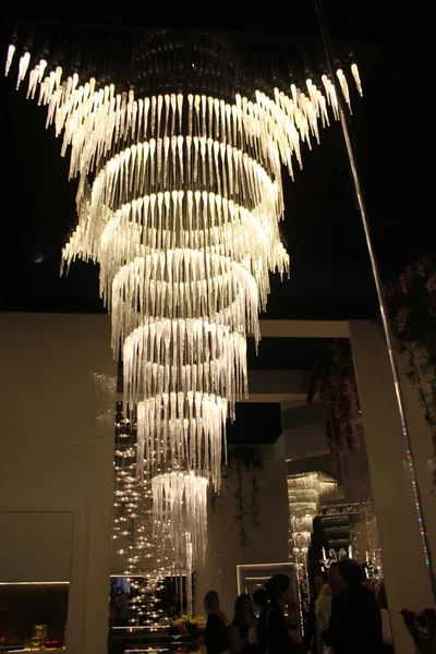 Güzel süspansiyon ışıklar yükleme tarafından refleks Milano Mobilya Fuarı'nda — Stok fotoğraf