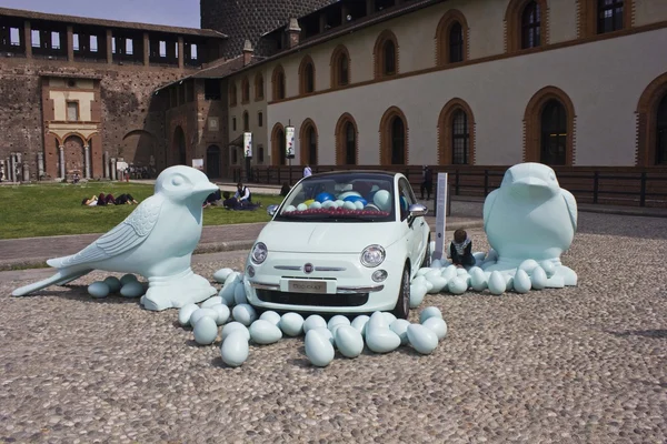 Pájaros de plástico en el suelo con un coche Fiat 500 , — Foto de Stock