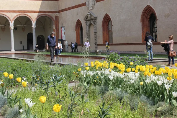 ミラノ・スフォルツァ城の中庭 — ストック写真