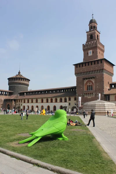 Castelo de Milão Sforza parque com pássaros — Fotografia de Stock