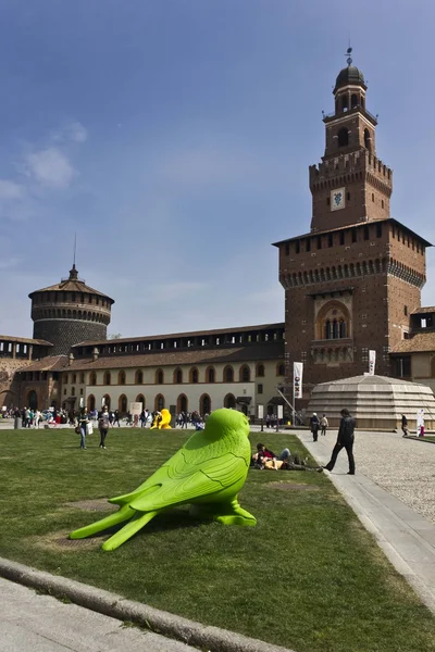 Castelo de Milão Sforza parque com pássaros — Fotografia de Stock
