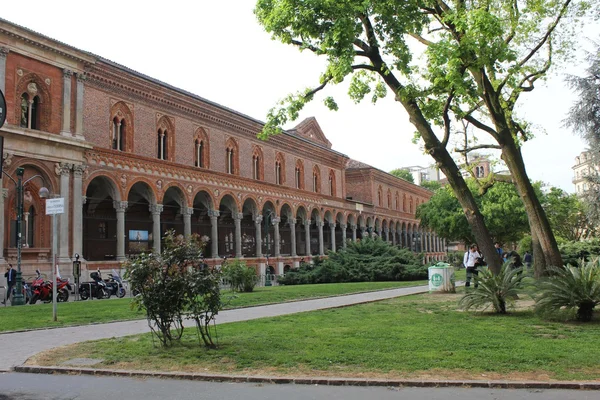 Externe weergave van Milaan openbare universiteit Rechtenvrije Stockafbeeldingen