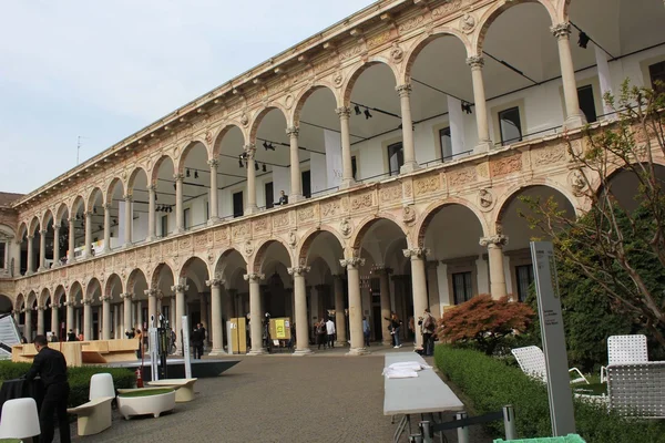 Universiteit van Milaan binnenplaats tijdens de meubelbeurs in Milaan Stockfoto
