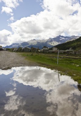 Dağ gölde bulutlar yansıması