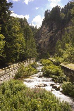 Madesimo, doğal peyzaj ile yeşil dağlar geçiş bir sel