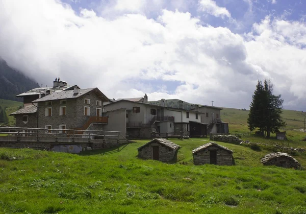 Traditionelles Steinhaus im Talboden von madesimo — Stockfoto