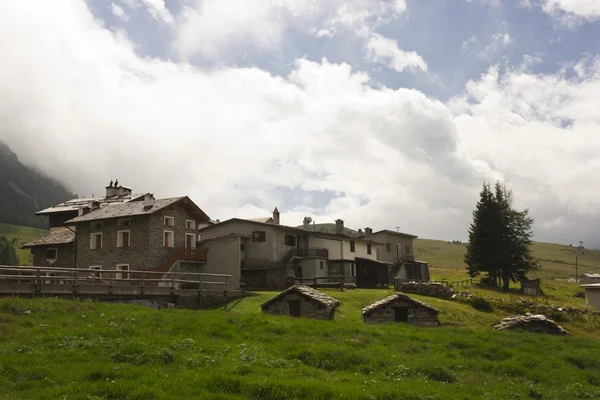 Casa de pedra tradicional no chão do vale de Madesimo — Fotografia de Stock