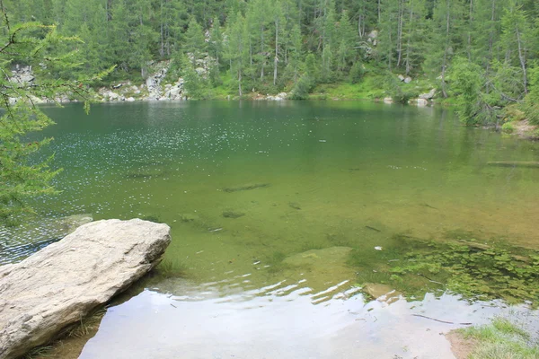 Festői kilátás nyílik a Lago Azzurro (Blue Lake), Olaszország — Stock Fotó