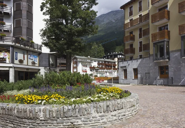 Madesimo Stadtzentrum (italienische Alpen) in der Sommersaison — Stockfoto