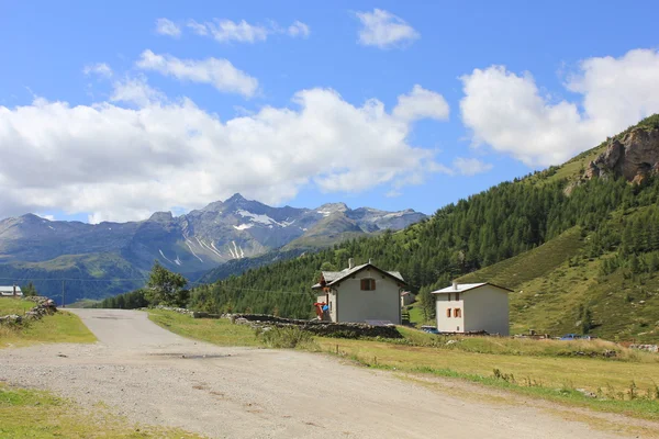 Glaciären och med typiska stenhus på berg sommarsäsong, Italien — Stockfoto