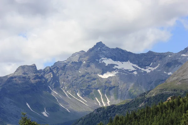 Panoramica della sbirciatina di una montagna nella stagione estiva — Foto Stock