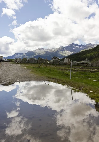 Moln reflektion i pöl i berg — Stockfoto