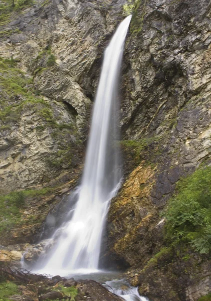 Cachoeira através de rochas — Fotografia de Stock