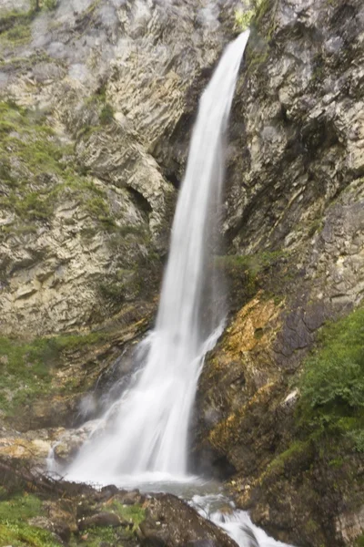 Cachoeira através de rochas — Fotografia de Stock