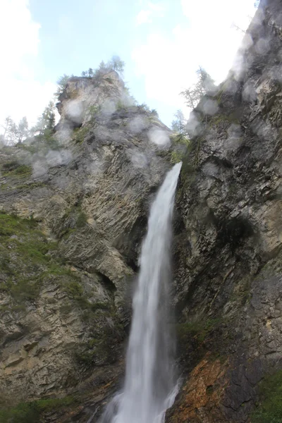 Водопад сквозь камни — стоковое фото