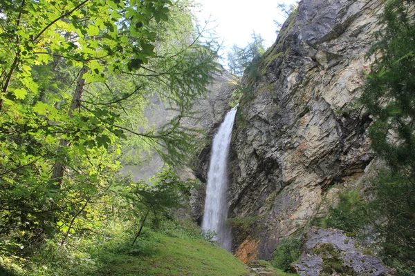 Водопад сквозь камни — стоковое фото