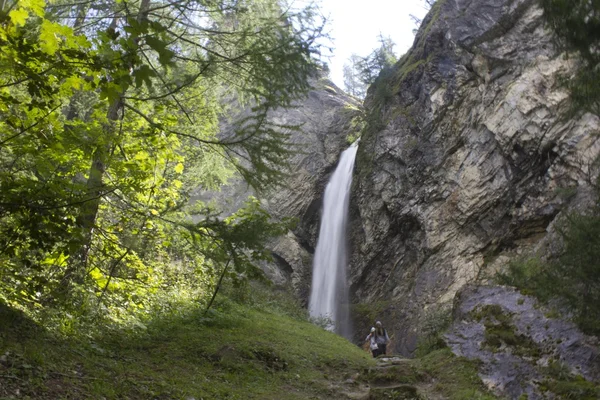 Cascade à travers les rochers — Photo