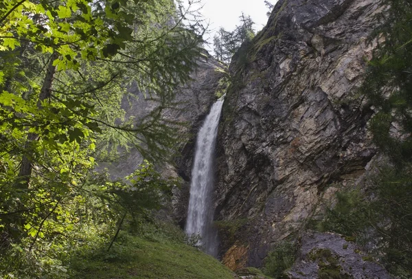 Cachoeira através de rochas — Fotografia de Stock