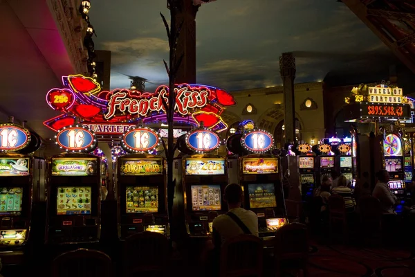 İçinde Paris Casino Las Vegas, slot makineleri gece görünümü