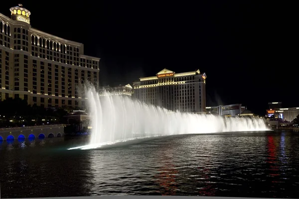 Bellagio obras de agua, hermosos juegos de agua por la noche — Foto de Stock