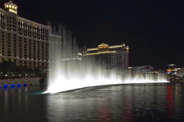 Bellagio obras de agua, hermosos juegos de agua por la noche — Foto de Stock