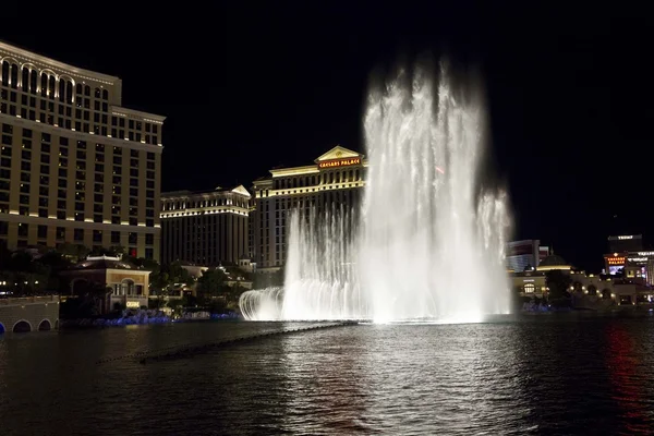 Bellagio obras de agua, hermosos juegos de agua por la noche — Foto de Stock