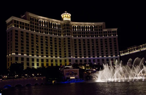 Bellagio waterwerken, mooie waterspelen bij nacht — Stockfoto