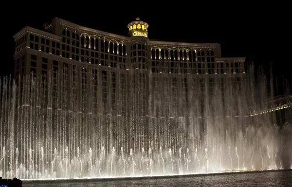 Bellagio obras de agua, hermosos juegos de agua por la noche — Foto de Stock