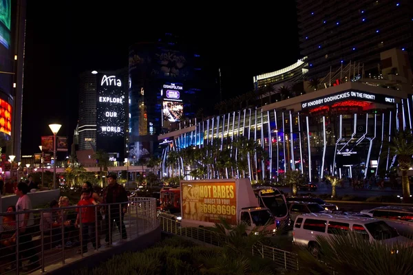 Las Vegas by Night. Mensen en verkeer langs de straat — Stockfoto