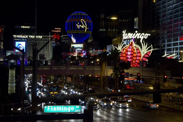 Night view of las Vegas at the crosspoint with Flamingo Road — Stock Photo, Image