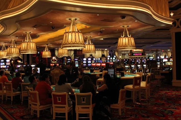 Mensen spelen in het Casino in Las Vegas Rechtenvrije Stockfoto's