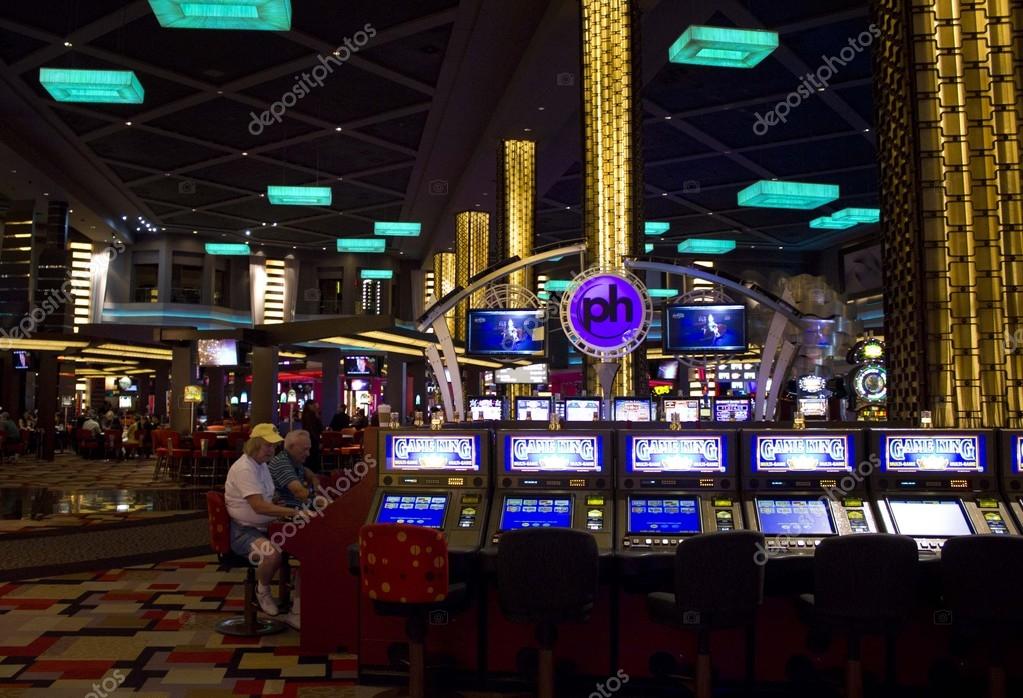 Люди Играют На Игровых Автоматах По Ночам – Стоковое Редакционное.