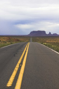 Monument Valley doğal yol sıkıcı ve sisli bir gün içinde