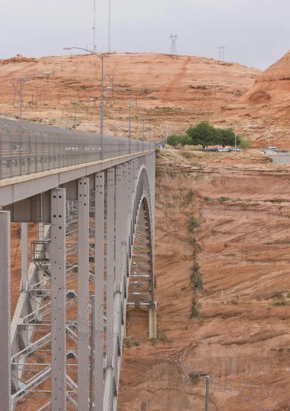 Ijzeren brug over de straat naar Grand Canyon National Park — Stockfoto